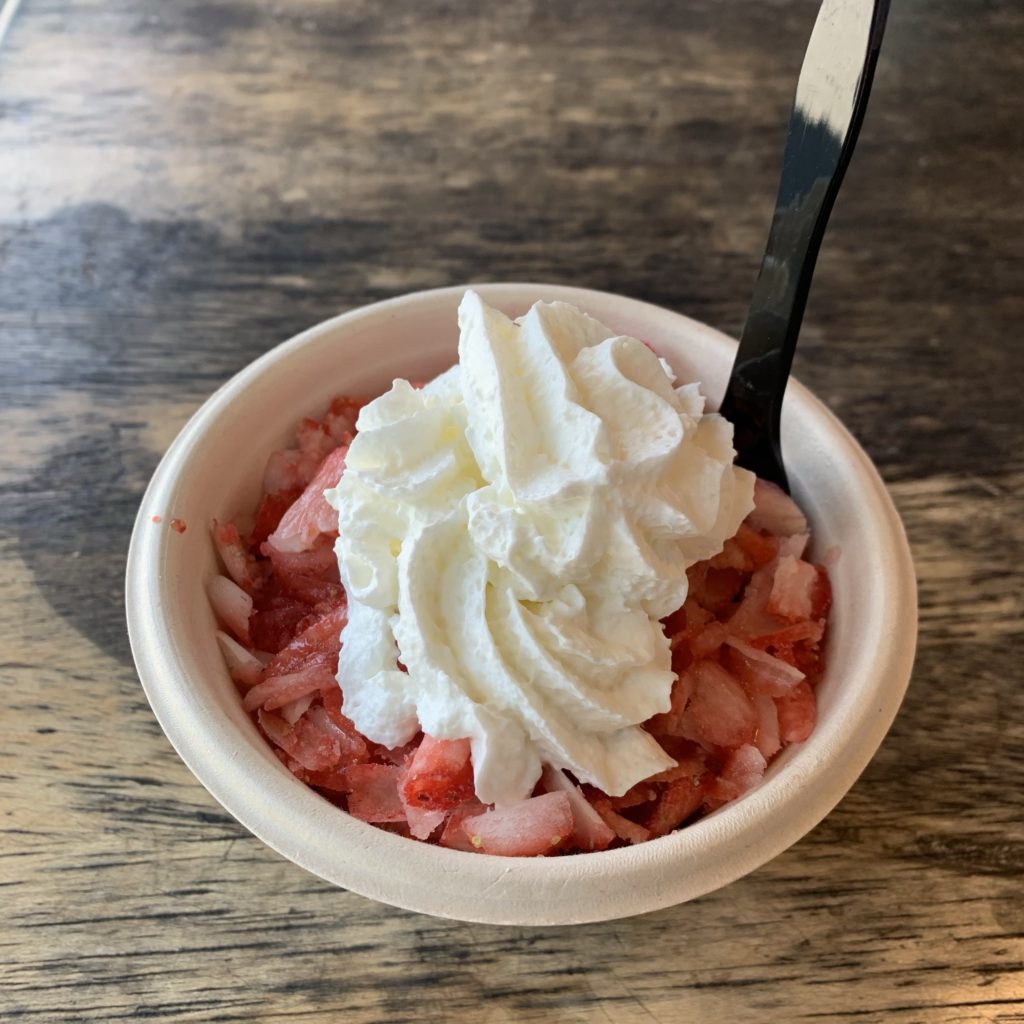 三峯神社の参拝あとに食べたいちごけずり